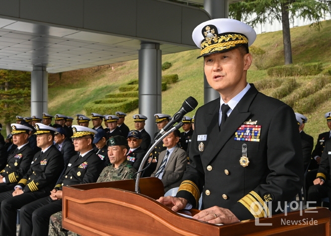 30대 1함대사령관으로 취임한 박규백 소장이 11월 10일에 거행된 취임식에서 취임사를 통해 동해수호 임무 완수를 강조하고 있다.